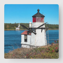 Vuurtoren met vierkant punt, met ringbandklok vierkante klok