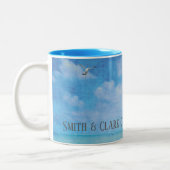 Vuurtoren met zeilboot en meeuwen met naam tweekleurige koffiemok (Links)