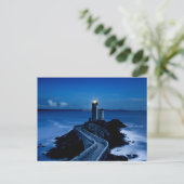 Vuurtoren op de muur in de oceaan 's nachts briefkaart (Staand voorkant)