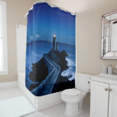 Vuurtoren op de muur in de oceaan 's nachts douchegordijn (In situ)