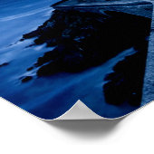 Vuurtoren op de muur in de oceaan 's nachts poster (Hoek)