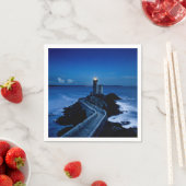 Vuurtoren op de muur in de oceaan 's nachts servet (Insitu)