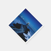 Vuurtoren op de muur in de oceaan 's nachts servet (Hoek)