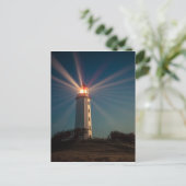 Vuurtoren op een heuveltje bij nacht briefkaart (Staand voorkant)