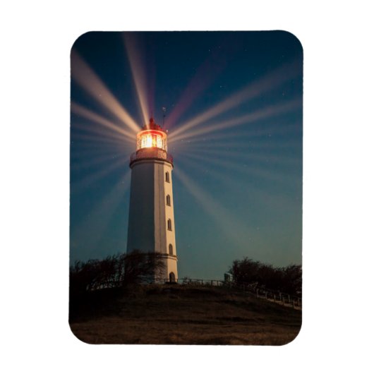 Vuurtoren op een heuveltje bij nacht magneet (Verticaal)