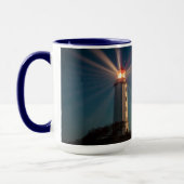 Vuurtoren op een heuveltje bij nacht mok (Links)