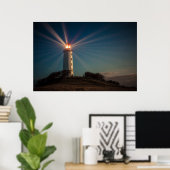 Vuurtoren op een heuveltje bij nacht poster (Thuiskantoor)