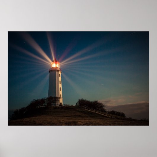 Vuurtoren op een heuveltje bij nacht poster (Voorkant)