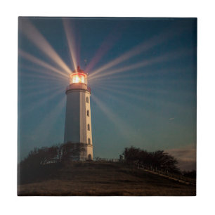 Vuurtoren op een heuveltje bij nacht tegeltje