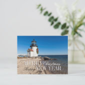 Vuurtoren op het strand met een kerstkrans feestdagenkaart (Staand voorkant)