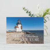 Vuurtoren op het strand met een kerstkrans feestdagenkaart (Staand voorkant)