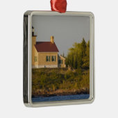 vuurtoren op het superieure meer nabij de kopperha metalen ornament (Rechts)