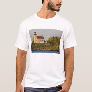 vuurtoren op het superieure meer nabij de kopperha t-shirt