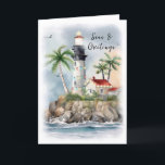 Vuurtoren Palm Tree Zee Kust Kerst Feestdagen Kaart<br><div class="desc">Licht de feestdagen op en stuur je 'Zeeen en groeten' met deze kustkerstkaart met een waterverf vuurtoren versierd met feestelijke strijklichten,  tropische palmbomen en oceaangolven. Kunst van KL Stock</div>