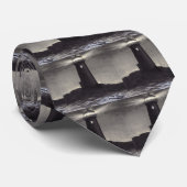 Vuurtoren 's nachts die een navigatielicht schijne stropdas (Opgerold)