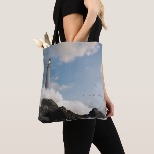 vuurtoren | Vuurtoren met drijfgolven Tote Bag (Dichtbij)