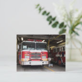 Vuurtrucks geparkeerd op het station briefkaart (Staand voorkant)