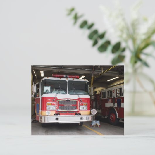 Vuurtrucks geparkeerd op het station briefkaart (Staand voorkant)