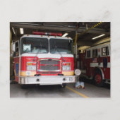 Vuurtrucks geparkeerd op het station briefkaart (Voorkant)