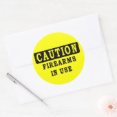 VUURWAPENS IN GEBRUIK RONDE STICKER (Envelop)