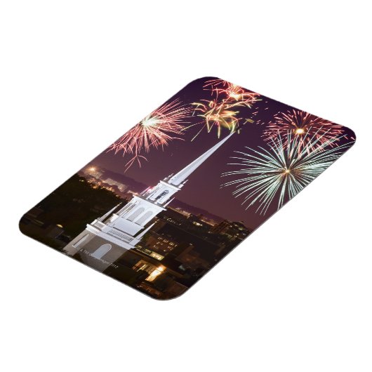 Vuurwerk boven het centrum van Boston bezienswaard Magneet (Linkerzijde)