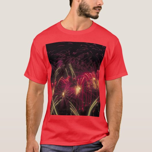 Vuurwerk dat de hemel verlicht, op een t-shirt (Voorkant)