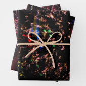 Vuurwerk in de hemel met lichte sporen inpakpapier vel (In situ)