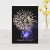 Vuurwerk in de zwarte hemel ter gelegenheid van de kaart (Gele Bloem)