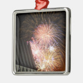 Vuurwerk ontploft metalen ornament (Links)