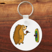 VV- Funny Hedgel Throwing Darts Cartoon Sleutelhanger (Voorkant)