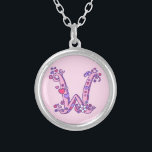 W ketting met decoratieve letter W-monogram<br><div class="desc">harten en bloemen letter W monogram hanger. Whimsical Letter-tekening van de hoofdletter W van het initiaal ideaal voor het geven van meisjes met een naam die begint met W. Achtergrondkleur kan indien nodig worden gewijzigd,  momenteel lichtroze. © Originele tekening en ontwerp door Sarah Trett www.sarahtrett.com voor www.mylittleeden.com</div>