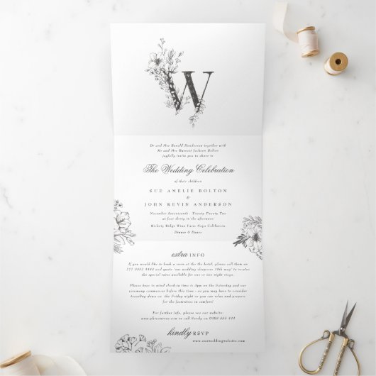 'W' Monogram Beauful Sketched Floral Wedding Drieluik Uitnodiging (Binnen)