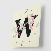 W Monogram met Roze Bloemensprays Vierkante Klok (Hoek)