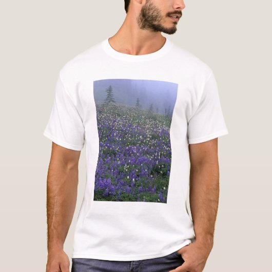WA, Mt. Rainier NP, Lupine en Bistort-weide T-shirt (Voorkant)