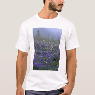 WA, Mt. Rainier NP, Lupine- en Bistortweide T-shirt