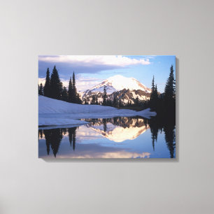 WA, Mt. Rainier NP, Mt. Rainier en wolken Canvas Afdruk