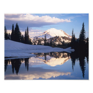 WA, Mt. Rainier NP, Mt. Rainier en wolken Foto Afdruk