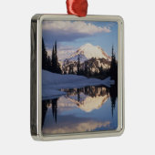 WA, Mt. Rainier NP, Mt. Rainier en wolken Metalen Ornament (Rechts)