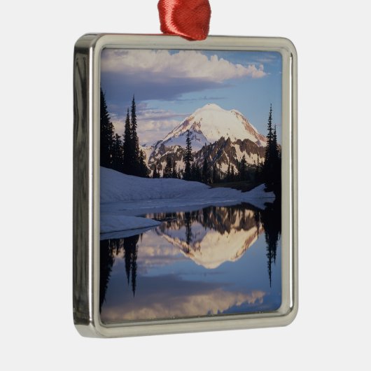 WA, Mt. Rainier NP, Mt. Rainier en wolken Metalen Ornament (Rechts)