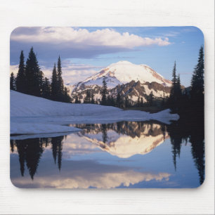 WA, Mt. Rainier NP, Mt. Rainier en wolken Muismat