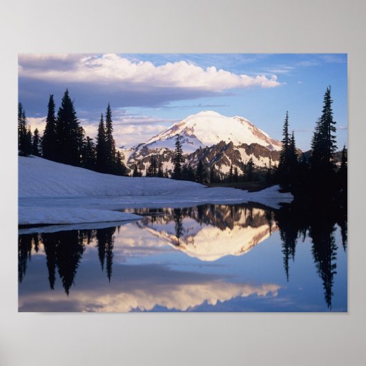 WA, Mt. Rainier NP, Mt. Rainier en wolken Poster (Voorkant)
