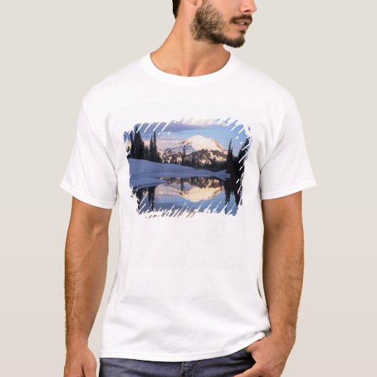 WA, Mt. Rainier NP, Mt. Rainier en wolken T-shirt (Voorkant)