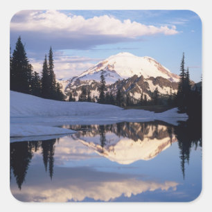 WA, Mt. Rainier NP, Mt. Rainier en wolken Vierkante Sticker