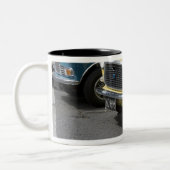 WA, Seattle, klassieke Britse auto. Tweekleurige Koffiemok (Links)