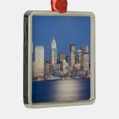 WA, Seattle, Seattle skyline en Elliott Bay, 2 Metalen Ornament (Rechts)