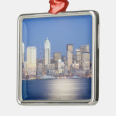WA, Seattle, Seattle skyline en Elliott Bay, 2 Metalen Ornament (Links)