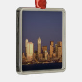 WA, Seattle, Seattle skyline en Elliott Bay Metalen Ornament (Rechts)