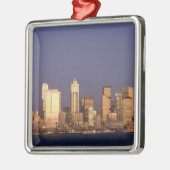 WA, Seattle, Seattle skyline en Elliott Bay Metalen Ornament (Links)
