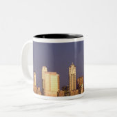 WA, Seattle, Seattle skyline en Elliott Bay Tweekleurige Koffiemok (Voorkant links)