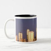 WA, Seattle, Seattle skyline en Elliott Bay Tweekleurige Koffiemok (Links)